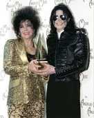 Elizabeth Taylor y Michael Jackson, ambos fallecidos, entablaron una estrecha amistad, uniéndose por causas benéficas.